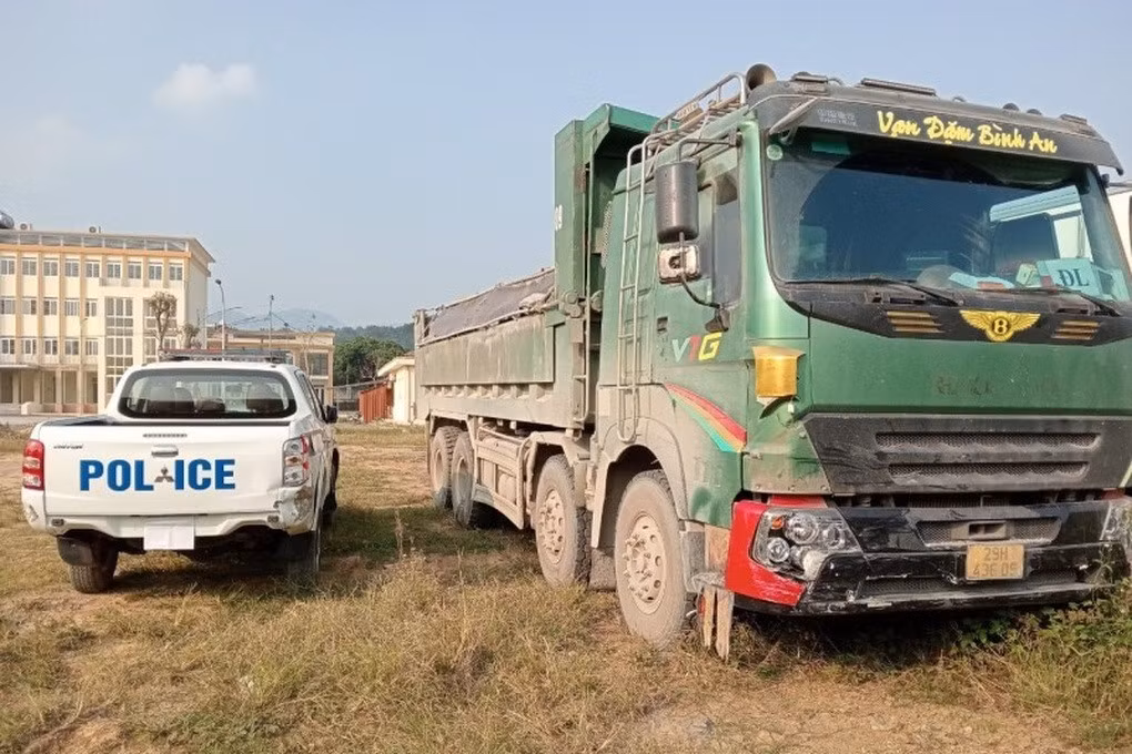 Chiếc xe tải bị lực lượng CSGT tỉnh Hòa Bình bắt giữ, đưa về trụ sở để xử lý (Ảnh: Nguyễn Minh).