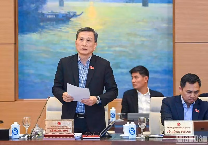 Chủ nhiệm Ủy ban Khoa học, Công nghệ và Môi trường của Quốc hội Lê Quang Huy báo cáo một số vấn đề lớn về việc giải trình, tiếp thu, chỉnh lý dự thảo Luật Viễn thông (sửa đổi). (Ảnh: DUY LINH)