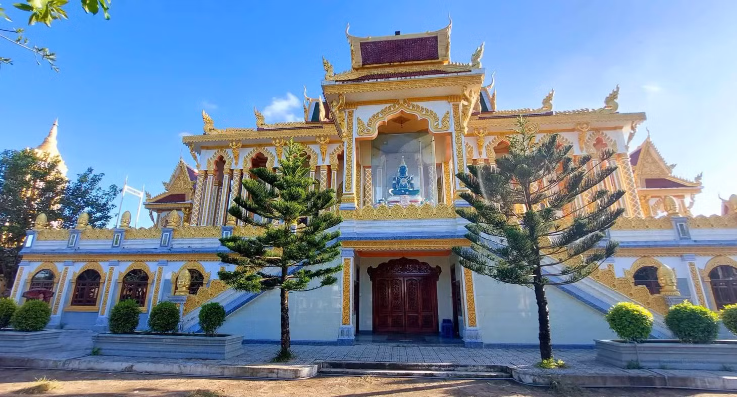 Ngôi chánh điện chùa Tà Mơn rực rỡ sắc vàng.