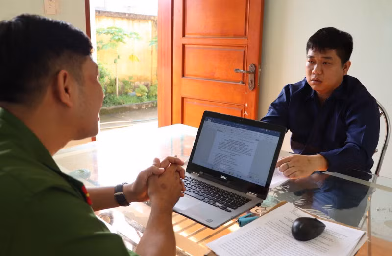 Cán bộ điều tra lấy lời khai đối với bị can Lê Công Lập.