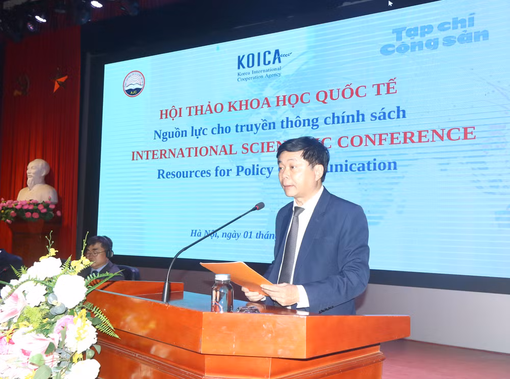 PGS,TS. Phạm Minh Sơn, Giám đốc Học viện Báo chí và Tuyên truyền báo cáo đề dẫn Hội thảo.