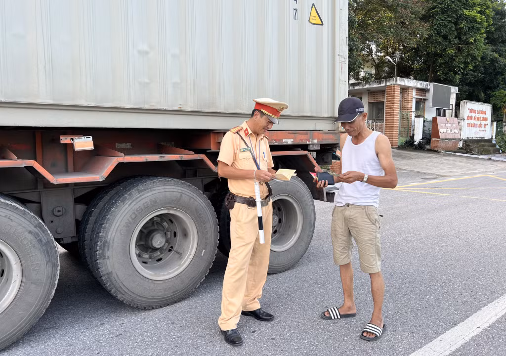 Lực lượng CSGT Công an tỉnh kiểm tra xe ôtô vận tải hàng hóa bằng container.