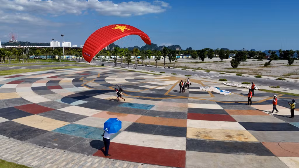 Dù lượn có động cơ chuẩn bị cất cánh từ điểm bay Quảng trường Sun Carnival (phường Bãi Cháy, TP Hạ Long).