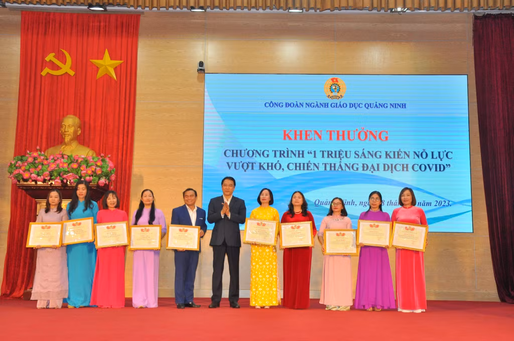 Lãnh đạo LĐLĐ tỉnh tặng bằng khen cho các tập thể, cá nhân tiêu biểu trong chương trình 1 triệu sáng kiến. 