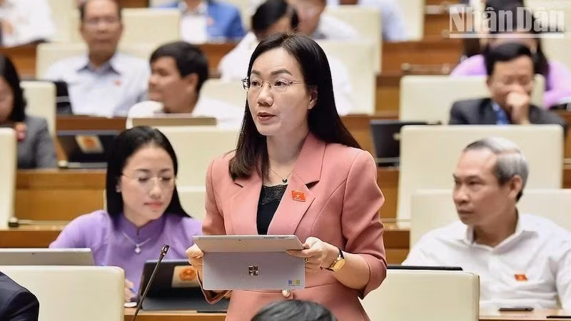 Đại biểu Đỗ Thị Việt Hà (đoàn Bắc Giang) phát biểu ý kiến. (Ảnh: THỦY NGUYÊN)