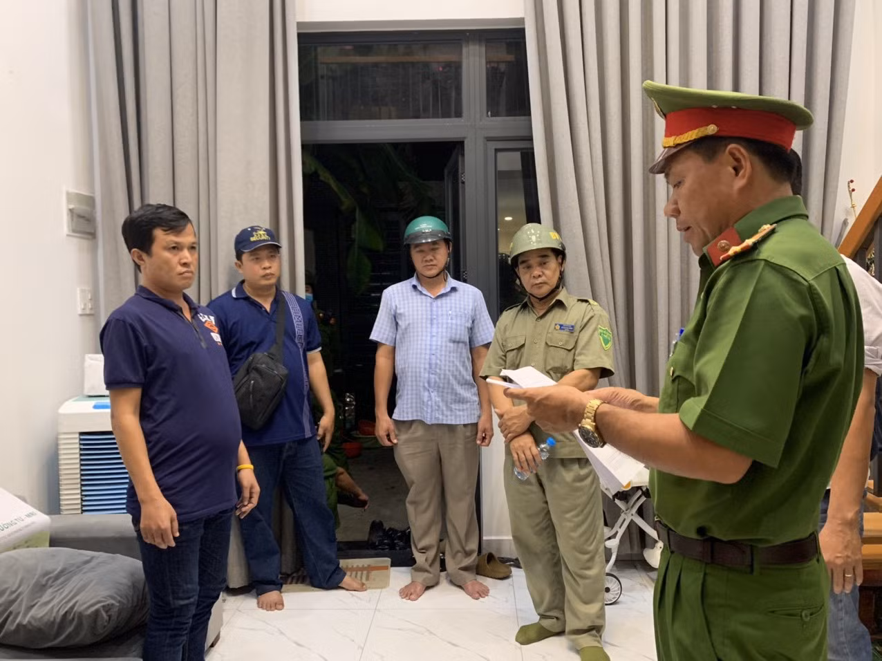 Cơ quan công an tống đạt các quyết định tạm giữ, khám xét đối với Trần Duy Tân. Ảnh: CACC