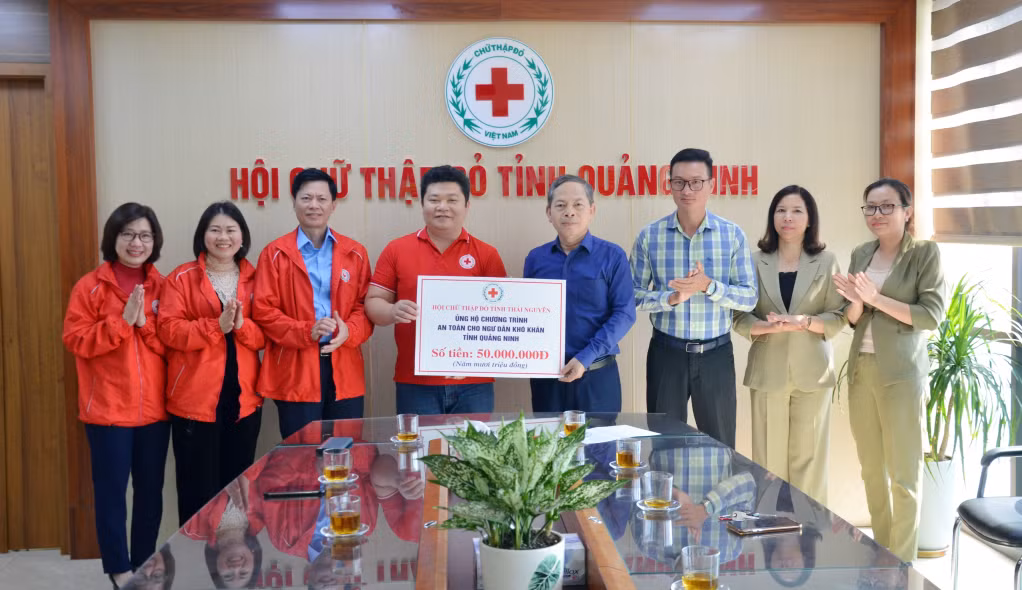 Đại diện Hội CTĐ tỉnh (bên phải) tiếp nhận số tiền 50 triệu đồng của Hội CTĐ tỉnh Thái Nguyên hỗ trợ cho ngư dân khó khăn tại các xã đảo huyện Vân Đồn. Ảnh: Dương Trường