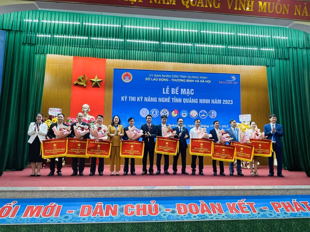 Ban Tổ chức trao cờ cho các đơn vị, cơ sở giáo dục nghề nghiệp có thành tích xuất sắc trong kỳ thi.