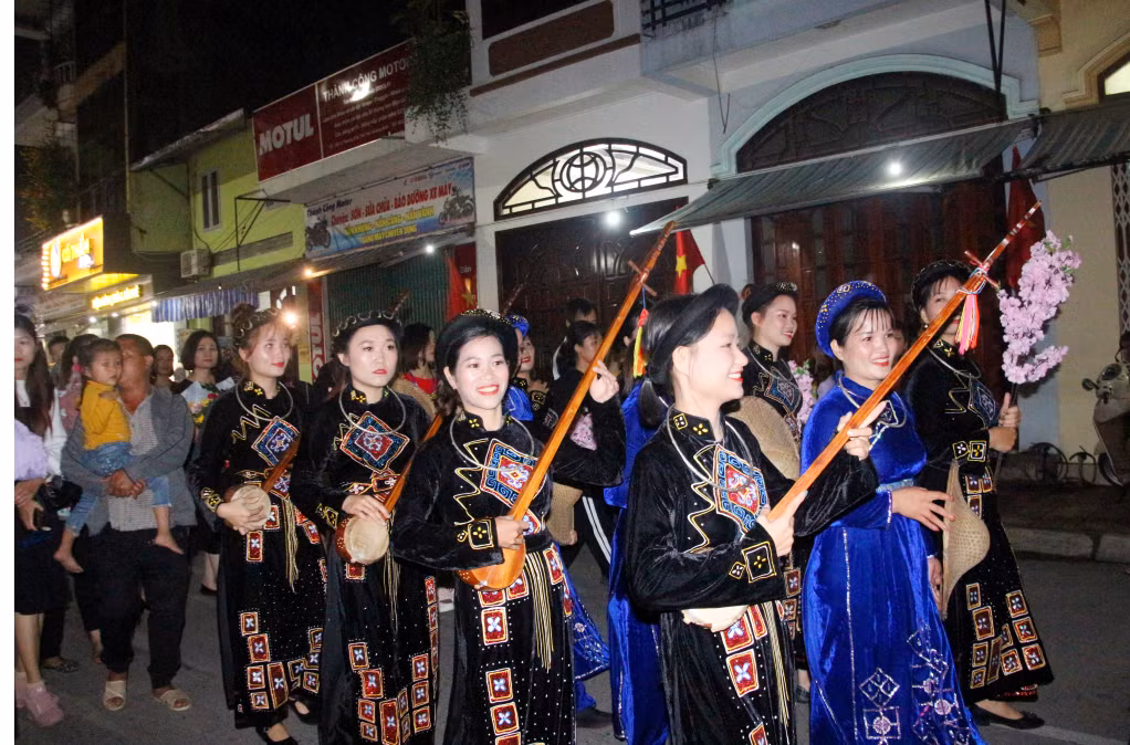 Biểu diễn nghệ thuật truyền thống các dân tộc trên phố đi bộ Tiên Yên.