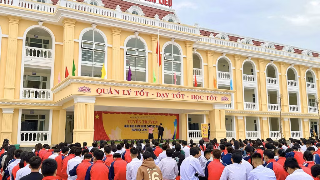 Học sinh Trường THPT Bình Liêu được học tập trong ngôi trường mới, khang trang hơn. (Ảnh nhà trường cung cấp)