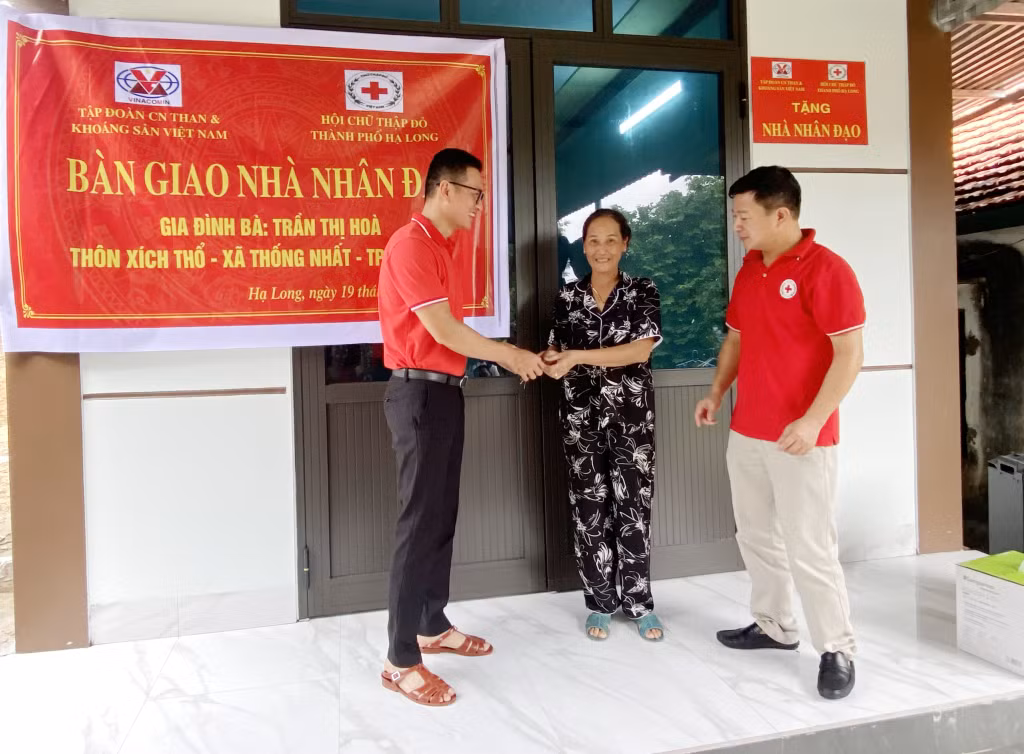 Cán bộ Hội CTĐ tỉnh, Hội CTĐ TP Hạ Long trao chìa khóa cho bà Trần Thị Hòa (thôn Xích Thổ, xã Thống Nhất, TP Hạ Long). Ảnh: Dương Trường