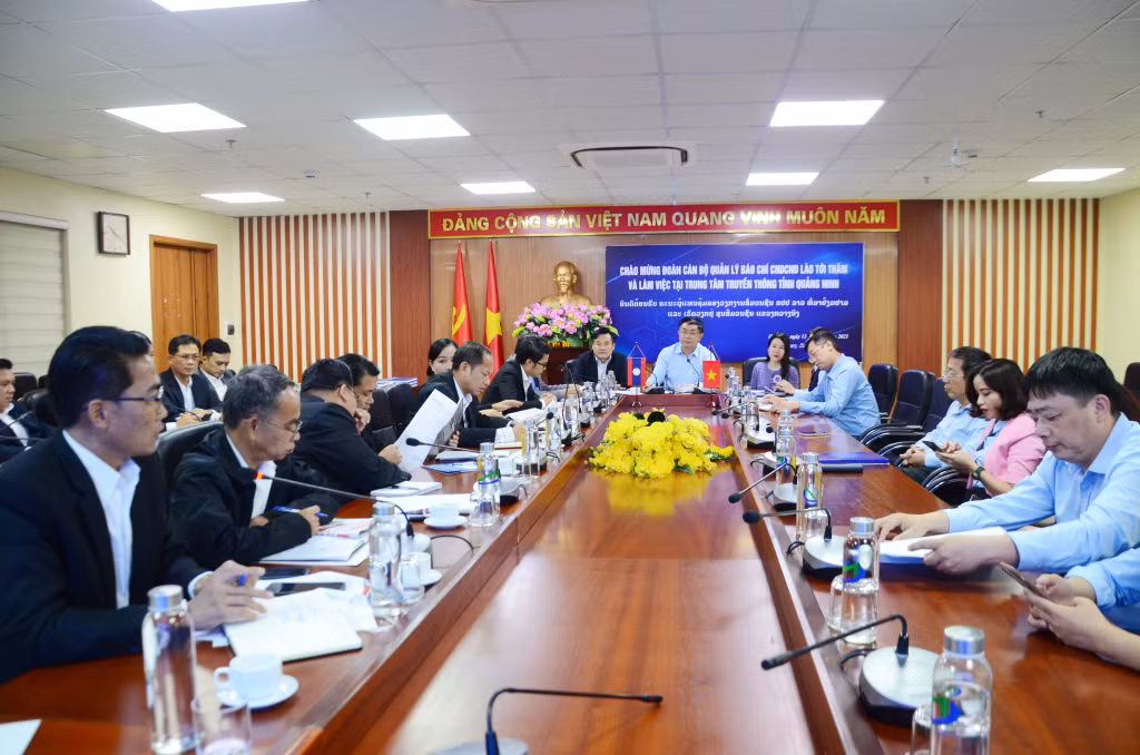 Quang cảnh buổi làm việc của Đoàn cán bộ quản lý báo chí nước CHDCND Lào tại Trung tâm Truyền thông tỉnh.