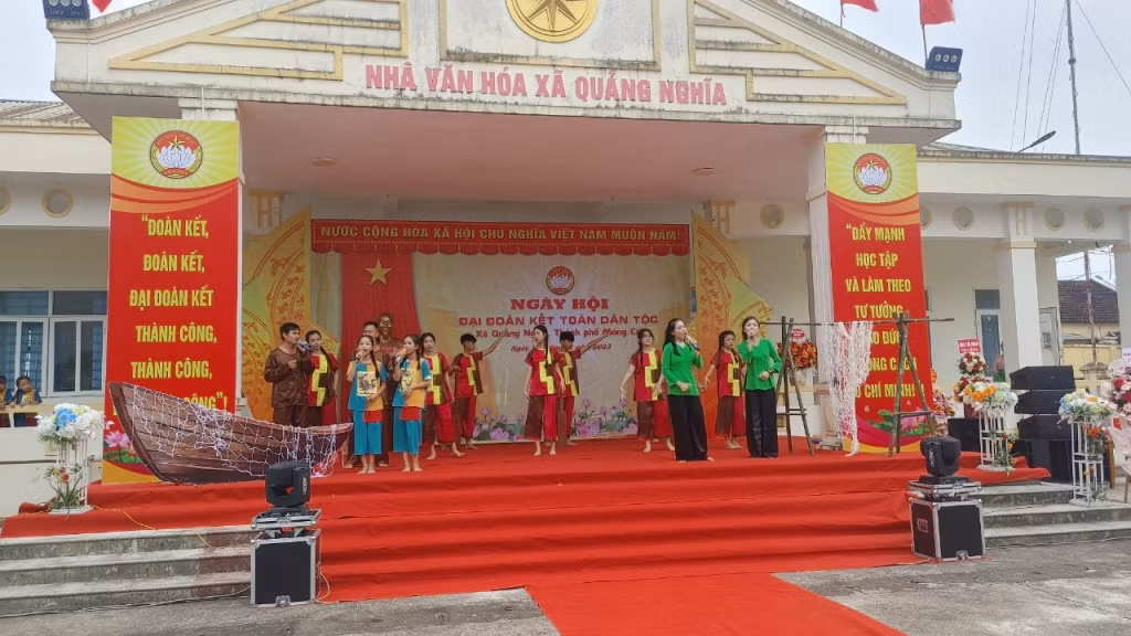 Bà con các dân tộc xã Quảng Nghĩa đem đến Ngày hội nhiều tiết mục văn nghệ đặc sắc.