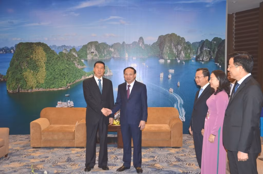 Đồng chí Nguyễn Xuân Ký, Ủy viên Trung ương Đảng, Bí thư Tỉnh ủy, Chủ tịch HĐND tỉnh Quảng Ninh chào đón đồng chí Vương Dũng, Ủy viên Trung ương Đảng, Phó Chủ tịch Chính hiệp Toàn quốc Trung Quốc.