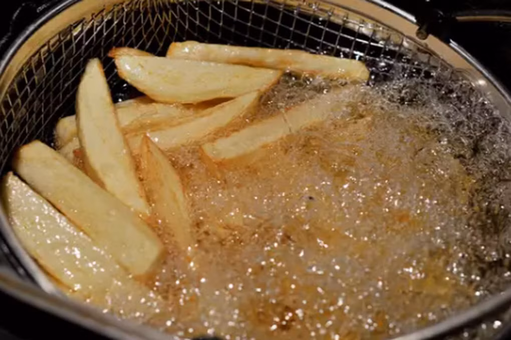 Khoai tây chiên có thể sản sinh hợp chất acrylamide do nó được chế biến trong nhiệt độ cao (Ảnh minh họa: Trà Xanh).
