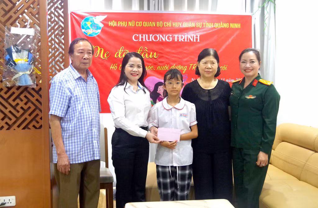 Đại diện Văn phòng Bảo hiểm Bảo Việt chi nhánh Bãi Cháy tặng quà cho cháu Hiền mỗi tháng 700 nghìn trong 5 năm.