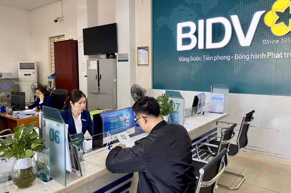 Cán bộ Ngân hàng TMCP Đầu tư và Phát triển Việt Nam – Chi nhánh Hạ Long hỗ trợ khách hàng.