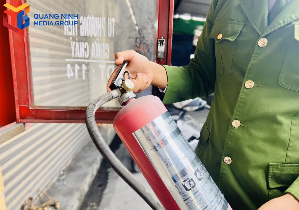 Bình chữa cháy đã hết hạn sử dụng.