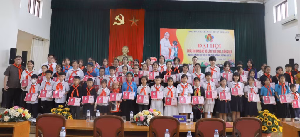 Các em thiếu nhi Bình Liêu được tuyên dương tại Đại hội cháu ngoan Bác Hồ huyện Bình Liêu lần thứ XXIX năm 2023. Ảnh: Cổng TTĐT Bình Liêu.