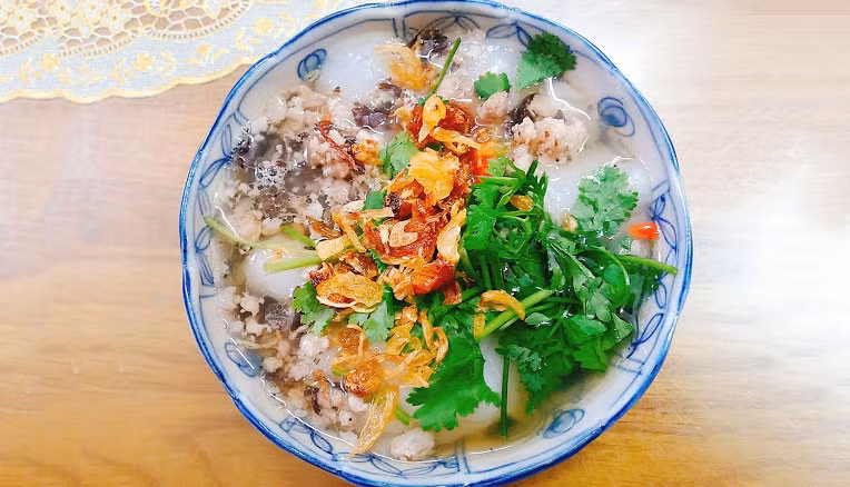 Bánh đúc nóng được biến tấu từ món bánh đúc chấm tương. Ảnh: Foody