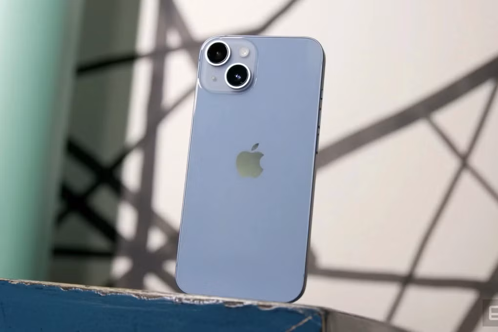 Nhiều khả năng, iPhone giá rẻ sẽ có ngoại hình tương tự iPhone 14 phiên bản tiêu chuẩn (Ảnh: Tom's Guide).