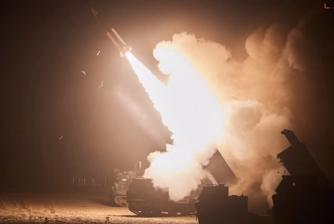 Một hệ thống tên lửa ATACMS khai hoả. Ảnh: AFP