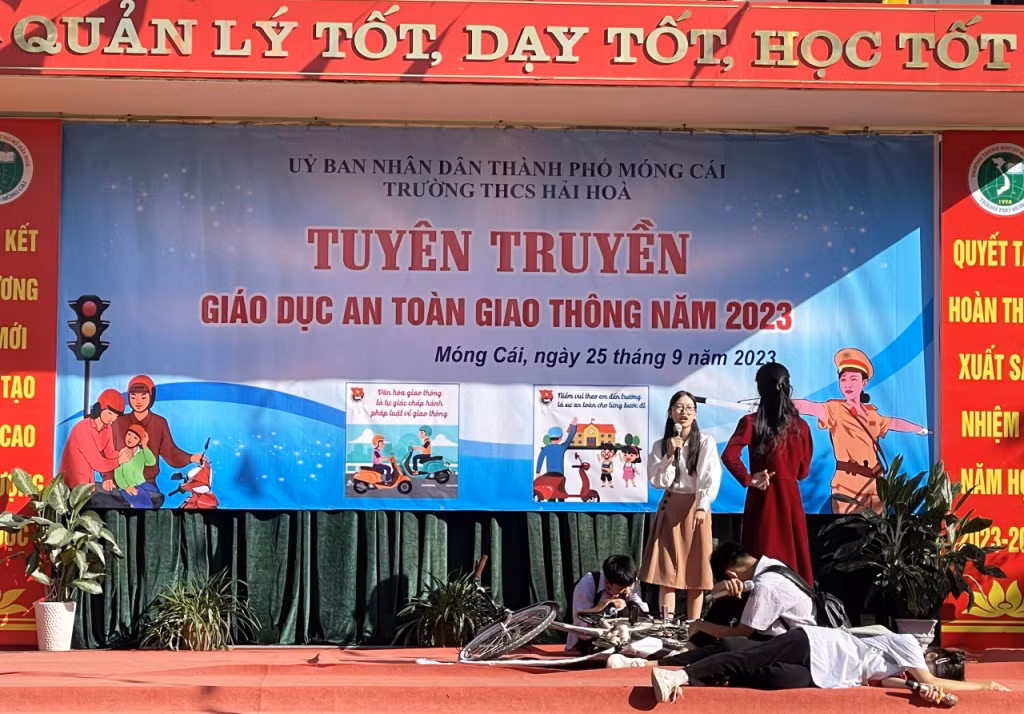 Trường THCS Hải Hòa (TP Móng Cái) tổ chức hoạt động ngoại khóa tuyên tuyền, giáo dục bảo đảm trật tự ATGT trong nhà trường năm học 2023-2024.