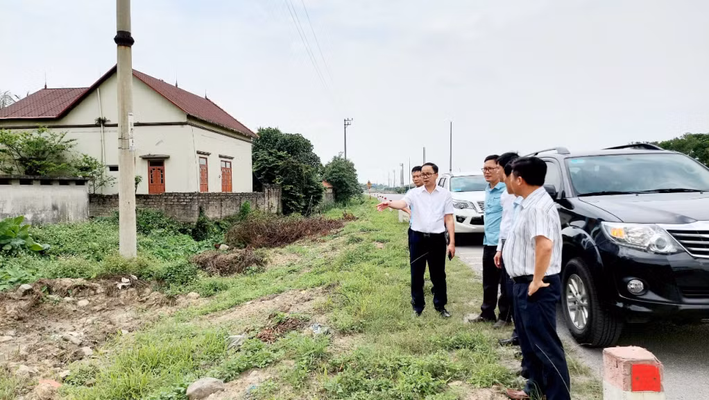 Tổ công tác của tỉnh do Thanh tra tỉnh chủ trì, kiểm tra thực tế về tình hình kiến nghị, KNTC của công dân, khó khăn, vướng mắc liên quan GPMB dự án ở TX Đông Triều. Ảnh: Thanh Hoa