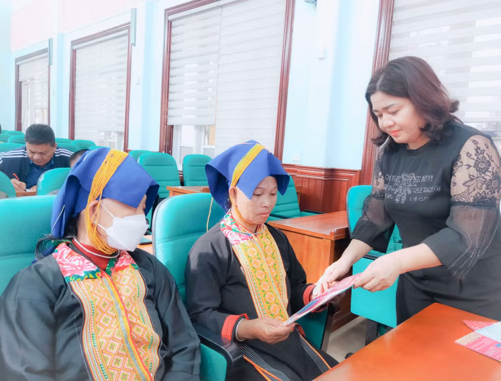 Cán bộ thôn, khu phố và đội ngũ cộng tác viên xã hội huyện Ba Chẽ được cấp phát tài liệu khi tham gia lớp tập huấn nâng cao năng lực công tác tiếp cận cộng đồng, hỗ trợ giảm hại về phòng, chống mại dâm và các tệ nạn xã hội (tháng 10/2022). Ảnh: Bình Minh, Trung tâm TT&amp;VH Ba Chẽ
