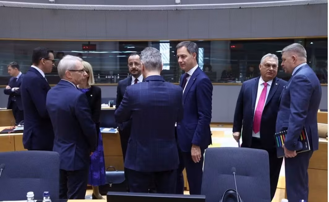 Một số nhà lãnh đạo châu Âu trao đổi tại một hội nghị của EU tại Brussels. Ảnh: Reuters