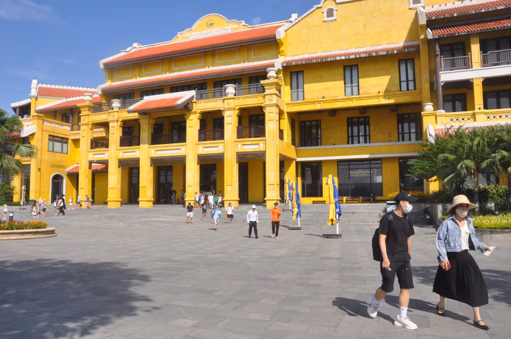 Quảng Ninh hiện có 2 cảng tàu đón khách tham quan Vịnh Hạ Long được đầu tư đạt tiêu chuẩn quốc tế. Ảnh chụp tại khu vực Cảng tàu khách quốc tế Hạ Long.