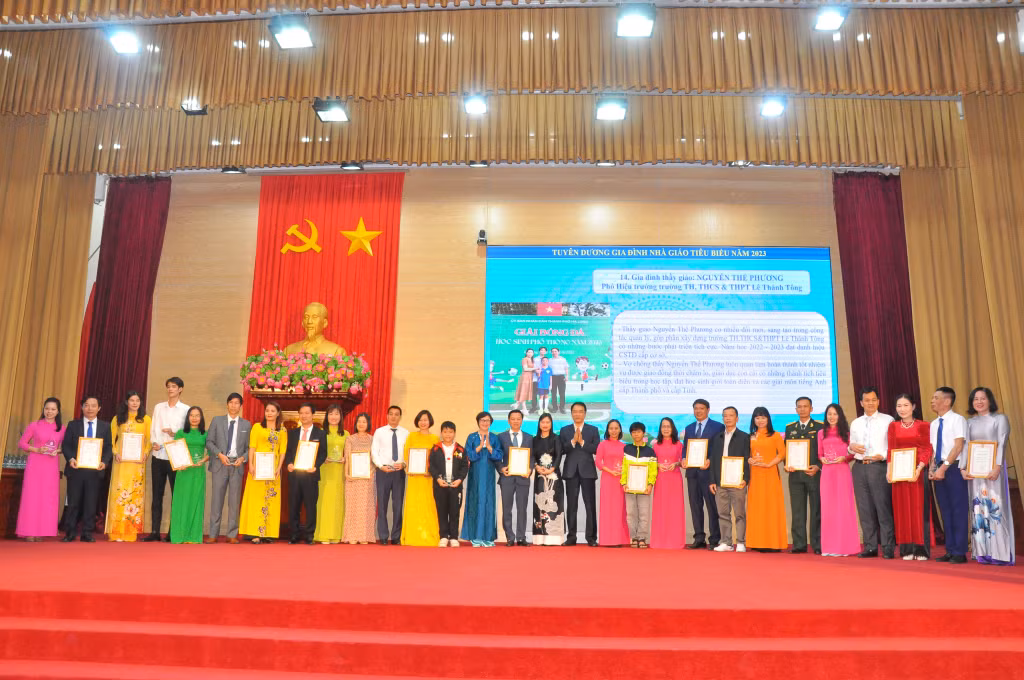 Biểu dương các gia đình nhà giáo tiêu biểu.