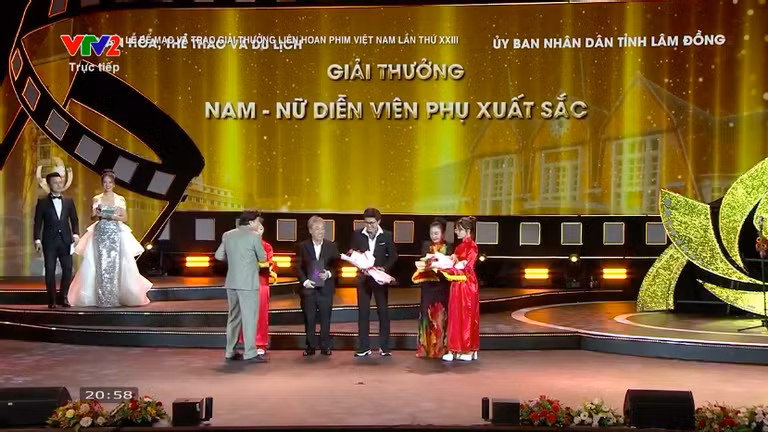Nguyễn Quang Dũng thay mặt Bùi Lan Hương nhận giải.