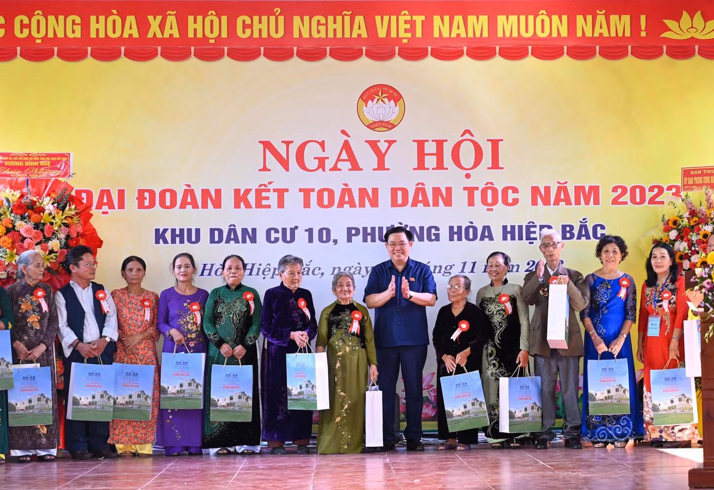 Chủ tịch Quốc hội Vương Đình Huệ tặng quà cho các gia đình chính sách, hộ gia đình tiêu biểu tại Ngày hội Đại đoàn kết. (Ảnh DUY LINH)