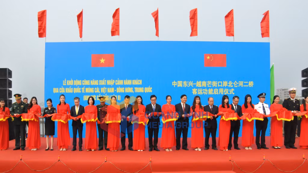 2023-11_Các đại biểu cắt băng khởi động hoạt động xuất, nhập cảnh hành khách qua khu vực cửa khẩu cầu Bắc Luân II. Ảnh: Hữu Việt