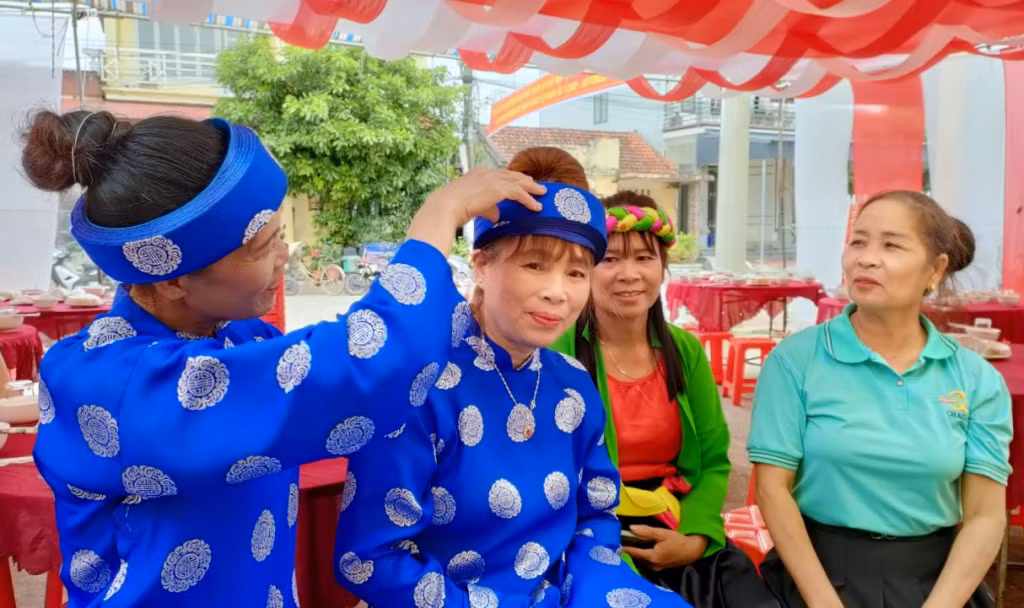 Hội viên phụ nữ xã thôn Đồng Châu, xã Tiên Lãng (huyện Tiên Yên) giúp nhau sửa soạn trang phục váy áo, chuẩn bị các tiết mục văn nghệ tại Ngày hội Đại đoàn kết toàn dân tộc.