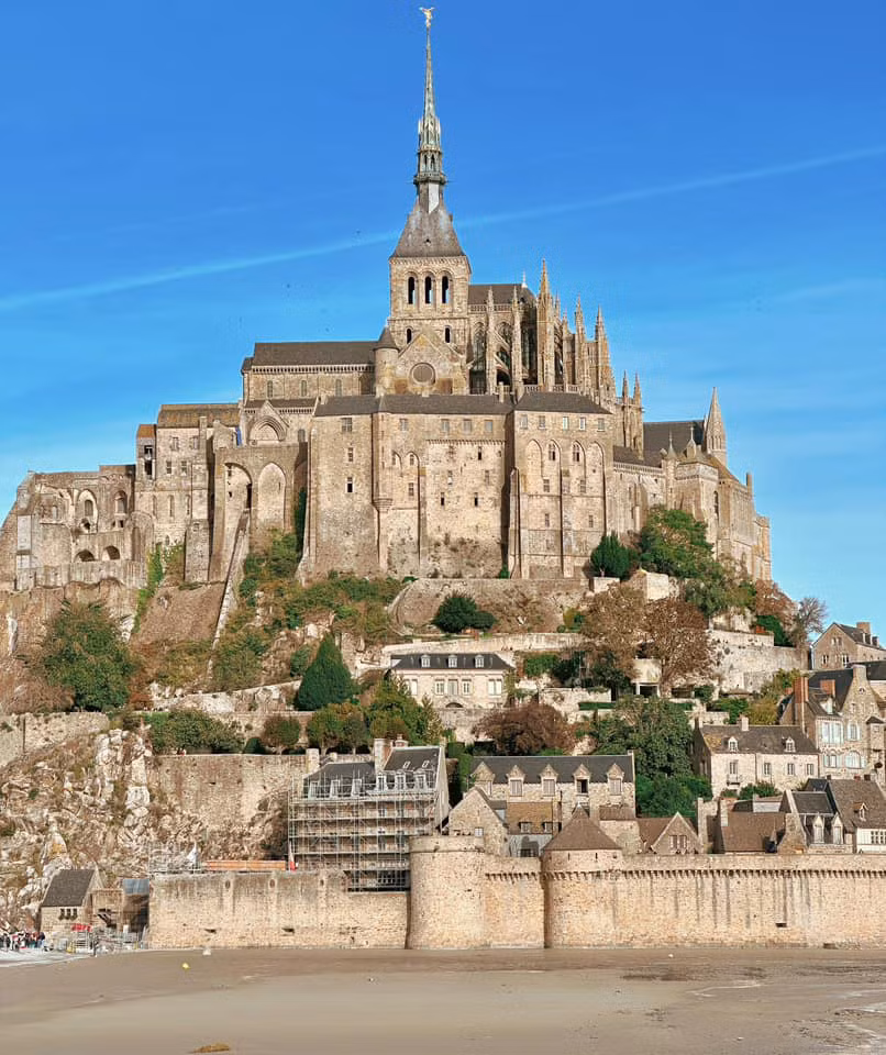 Đối với người yêu du lịch, Mont Saint Michel ở Pháp là một địa điểm huyền thoại, hòn đảo này thu hút gần hàng triệu du khách mỗi năm. Ảnh: Nguyễn Quốc Thái