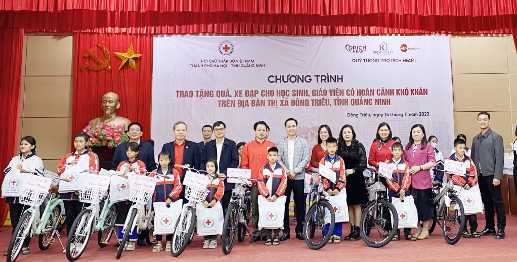 Lãnh đạo Hội Chữ thập đỏ TP Hà Hội, Hội Chữ thập đỏ tỉnh Quảng Ninh và đại diện Quỹ tương trợ Rích Heart tặng xe đạp cho các em học sinh có hoàn cảnh khó khăn trên địa bàn TX Đông Triều.