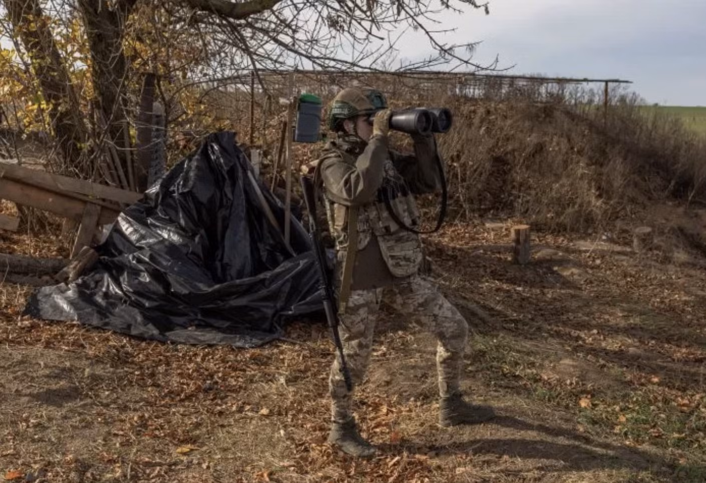 Một quân nhân Ukraine dùng ống nhòm quan sát các vị trí đối phương bên ngoài thành phố Kherson vào 2/11/2023. Những tháng gần đây, Ukraine đã tiến hành các hoạt động quan trọng qua sông Dnipro. Ảnh: AFP/Getty Images