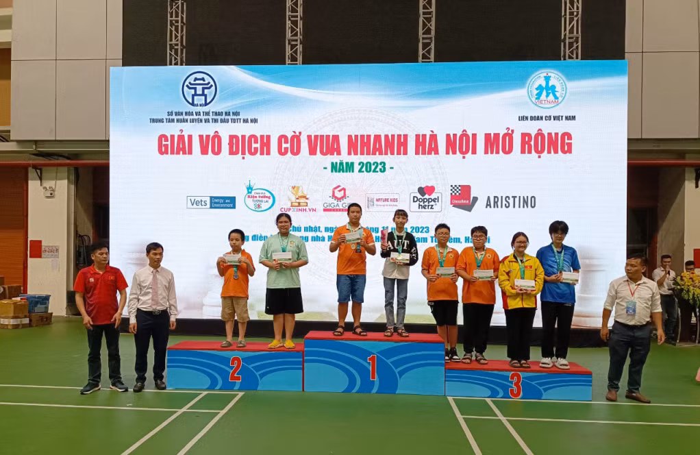 VĐV Vũ Gia Bảo (Quảng Ninh) giành HCV và cúp cá nhân bảng nam U13 nâng cao.