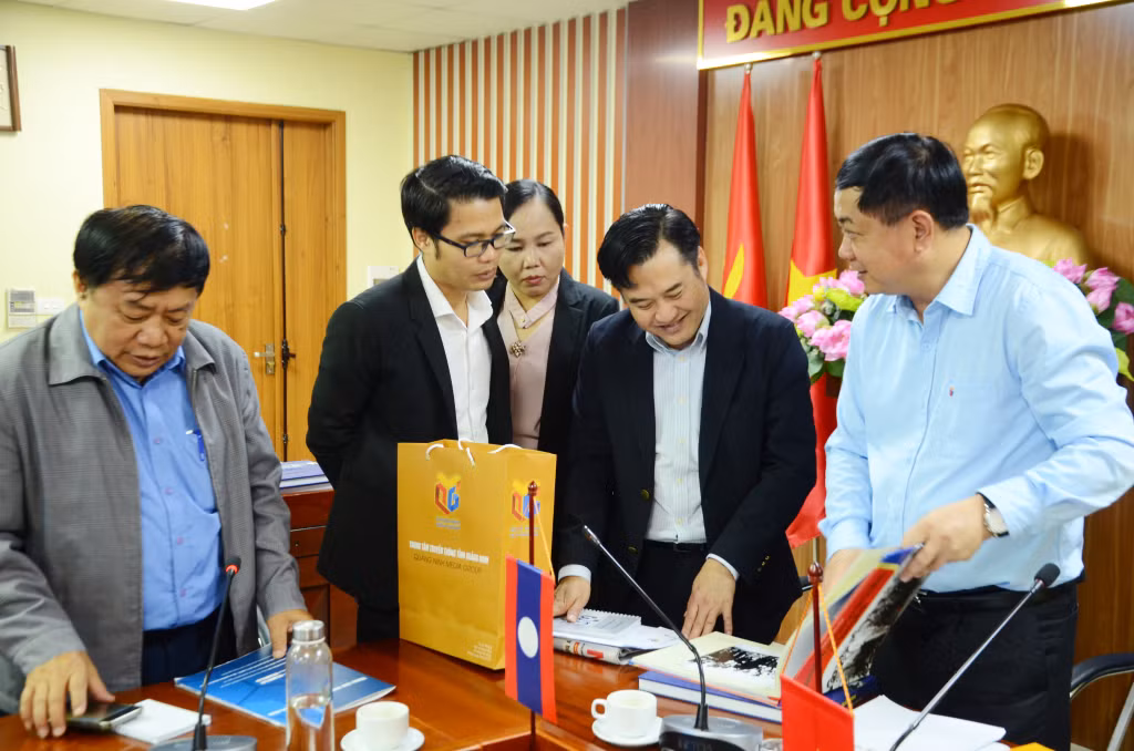 Đồng chí Mai Vũ Tuấn, Giám đốc Trung tâm Truyền thông tỉnh giới thiệu với Đoàn về những ấn phẩm báo chí đặc biệt do Trung tâm thực hiện.