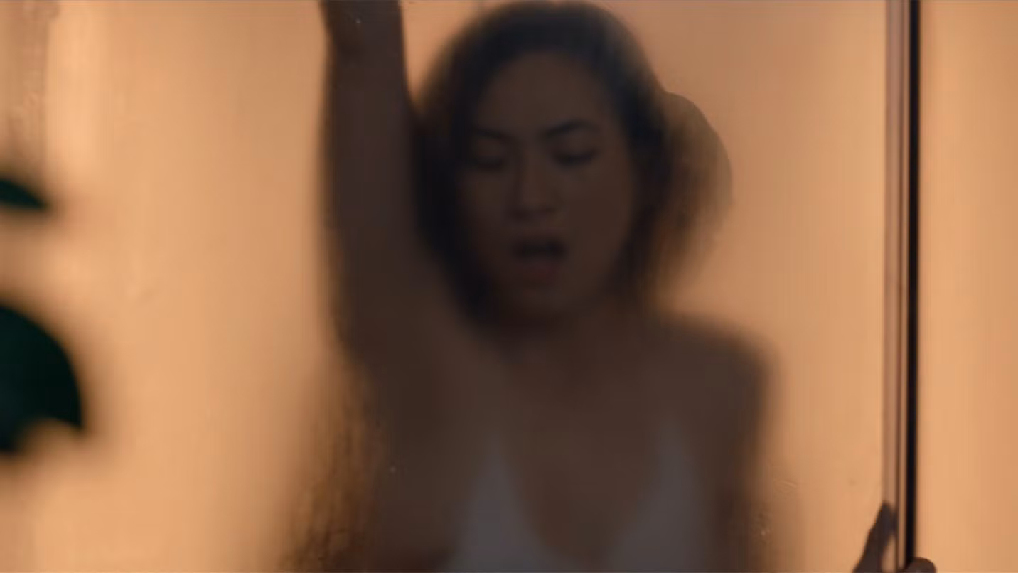Một số cảnh nóng bị cho là phản cảm.