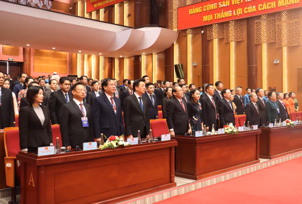 Các đại biểu làm lễ chào cờ.