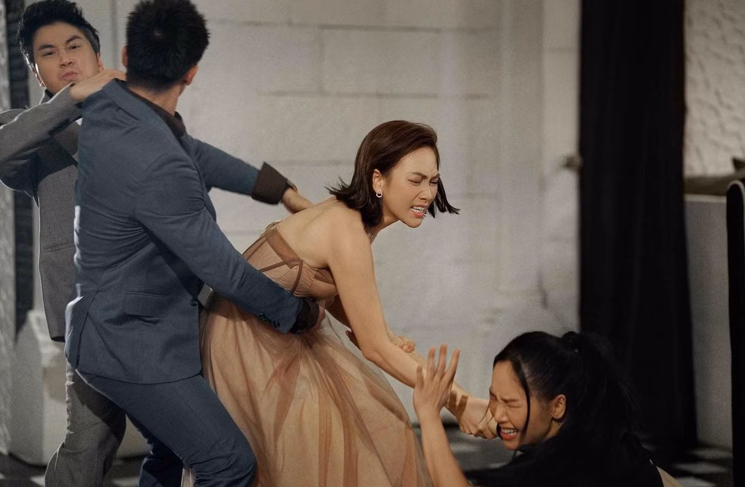 Chiếm đoạt quy tụ dàn diễn viên nổi tiếng nhưng không hút khách, nhận nhiều lời chê về chất lượng.