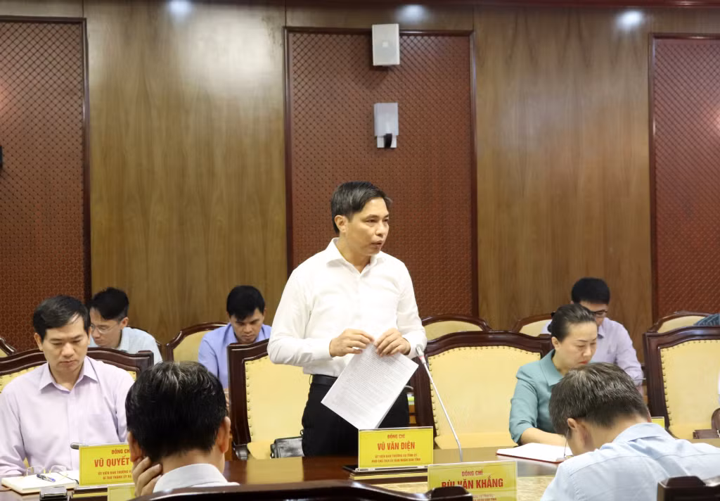 Đồng chí Vũ Văn Diện, Phó Chủ tịch UBND tỉnh, báo cáo tại cuộc họp.
