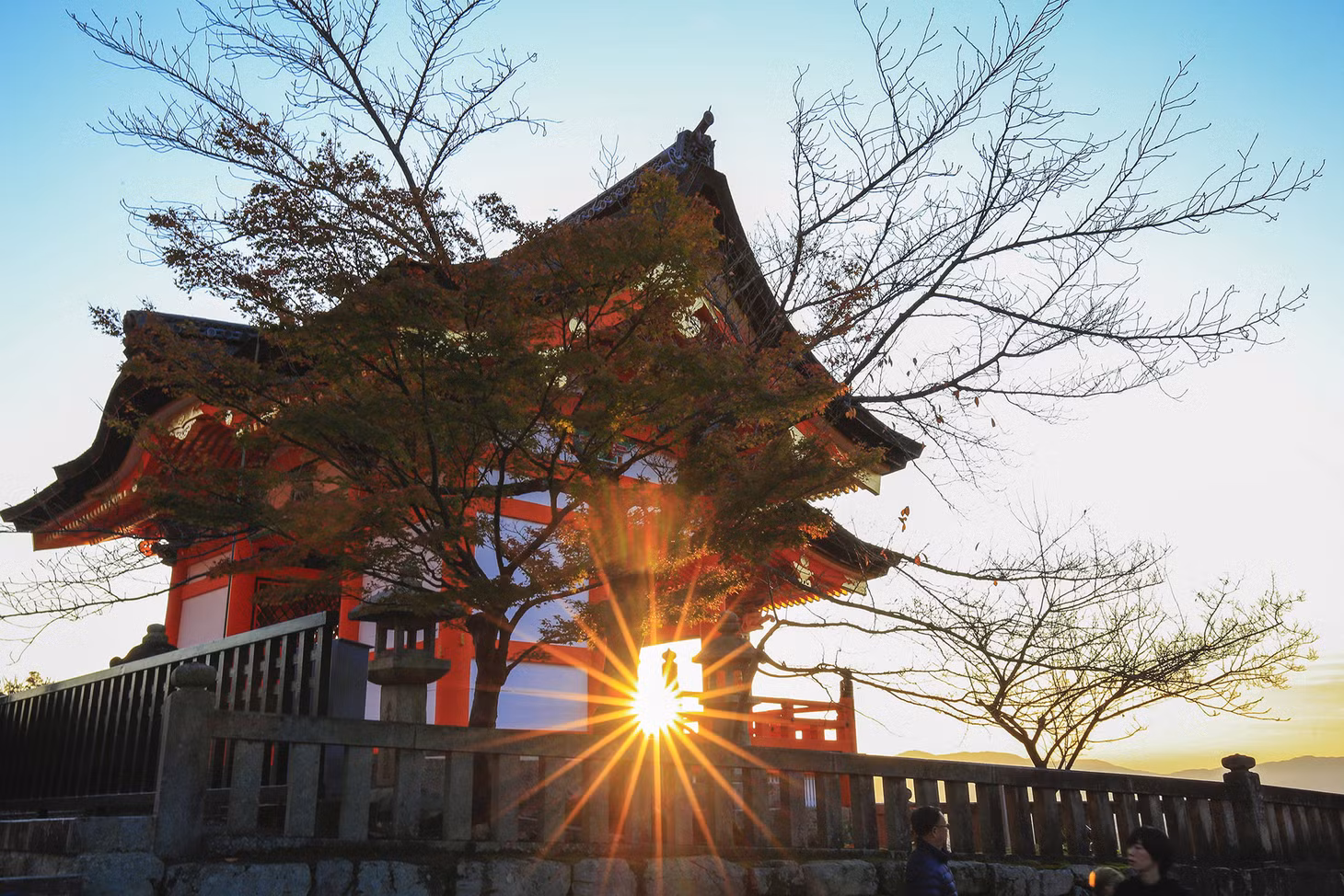 Chùa Thanh Thủy Kiyomizu-dera có tầm nhìn đặc sắc với rừng phong bao quanh là địa điểm thích hợp để chiêm ngưỡng cảnh đẹp của cố đô Kyoto từ lúc hoàng hôn tới khi lên đèn (Ảnh: Phong Lữ)