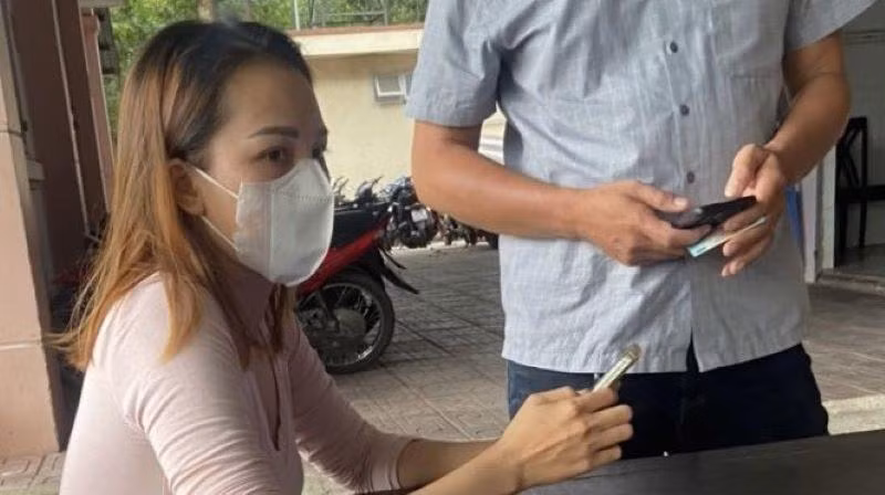 Đối tượng Nguyễn Thị Thắm bị tạm giữ.
