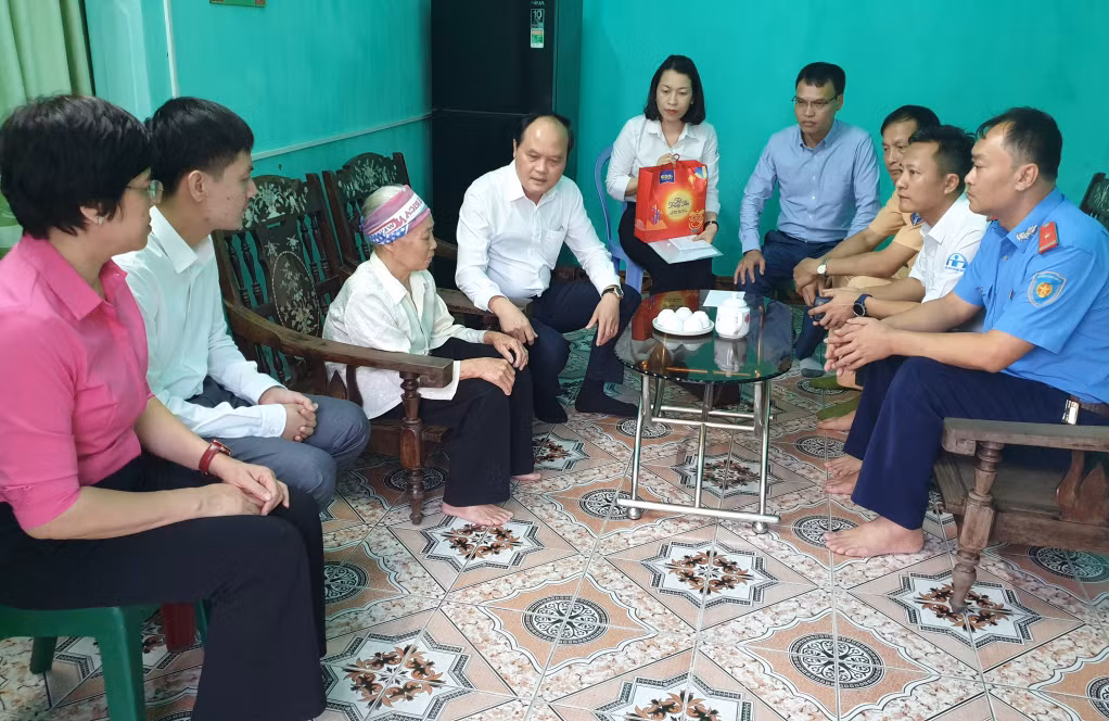 Lãnh đạo Ban ATGT tỉnh thăm, tặng quà gia đình bà Nguyễn Thị Loan (khu 4, phường Hà Khánh, TP Hạ Long) - vợ của nạn nhân Đỗ Đức Dũng tử vong do TNGT.