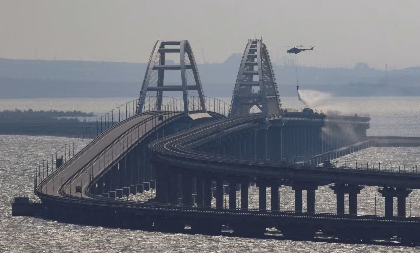 Cây cầu bắc qua eo biển Kerch nối từ đất liền Nga tới Crimea. Ảnh: Reuters