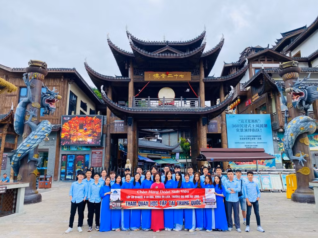 2023-12_Sinh viên Khoa Du lịch, Trường Đại học Hạ Long thực tập chuyên ngành tại tỉnh Hồ Nam, Trung Quốc. Ảnh: Hoàng Quỳnh